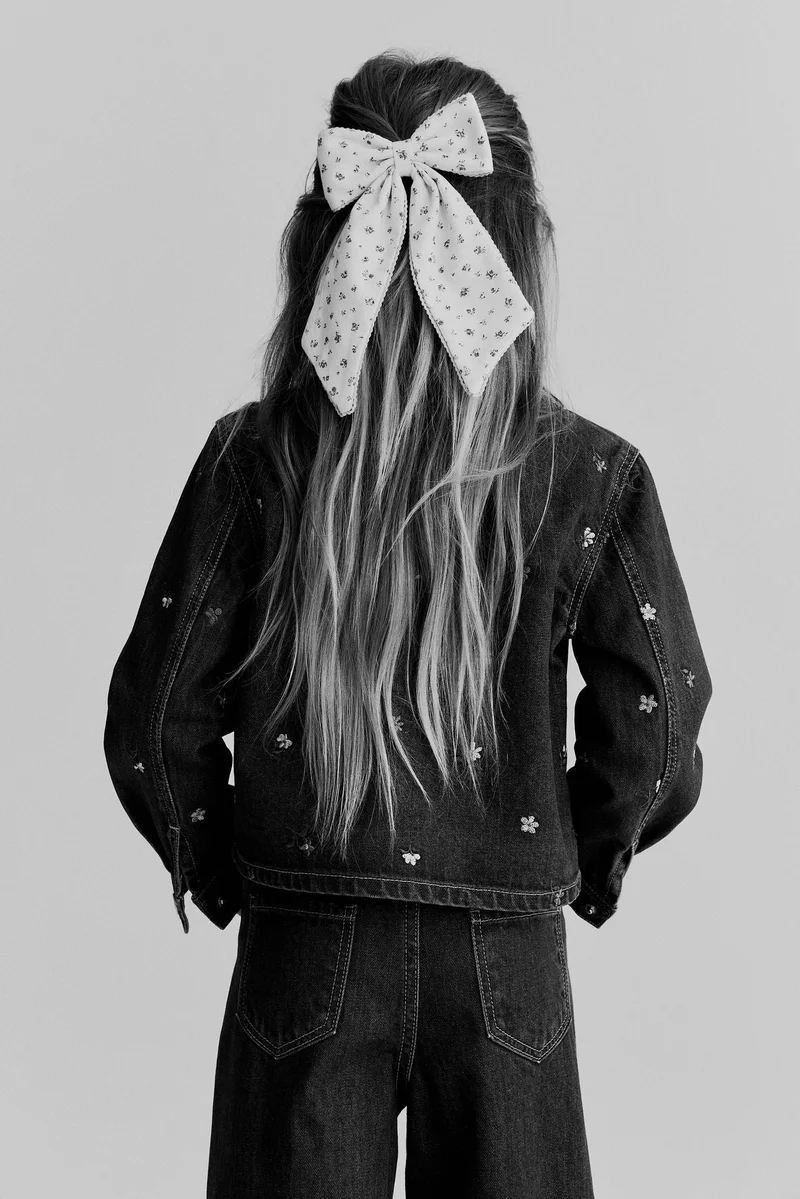 اتش اند ام جاكيت دنيم بتفاصيل تطريز